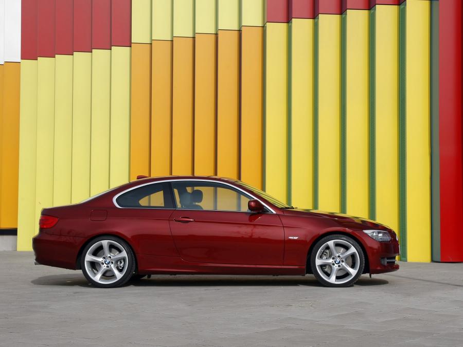  BMW 335i Coupe 2010 года  (фото 2 из 16)